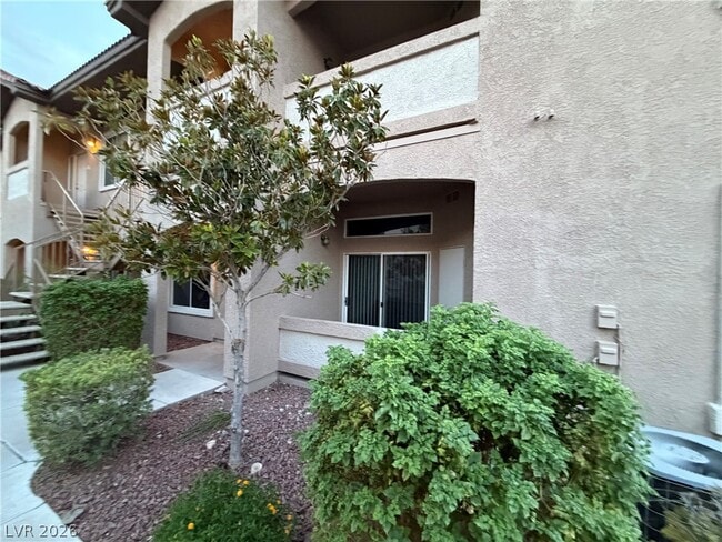 Building Photo - 2305 W Horizon Ridge Pkwy