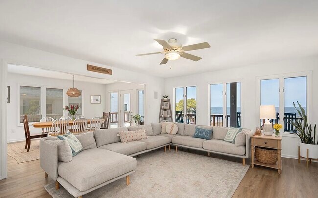Building Photo - 3518 Bay Dr