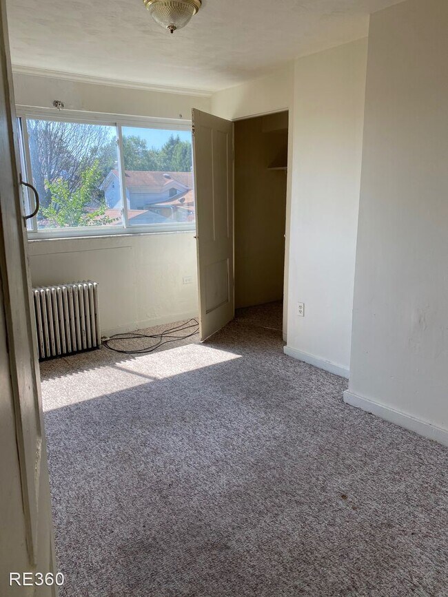 Building Photo - 2 br, 1 bath House - 990 Proctor Way