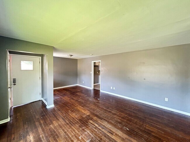 Building Photo - Rutland House ** MOVE IN SPECIAL $75 GIFT ...