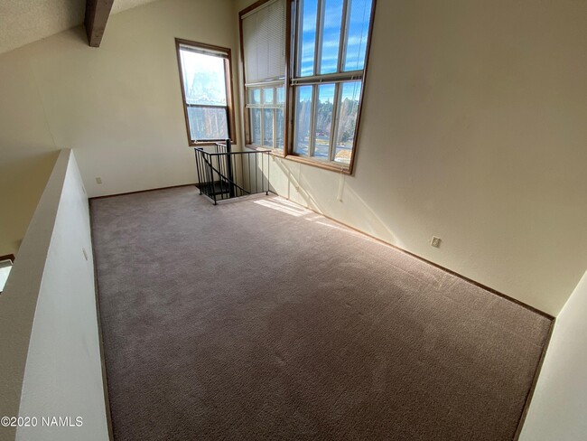 Building Photo - 2600 Valley View Dr