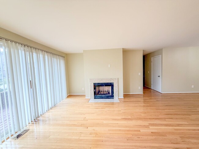 Building Photo - MAPLE PLACE CONDOMINIUM