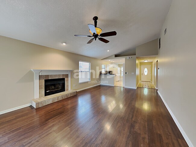 Foto del edificio - 4316 Hanging Moss Dr