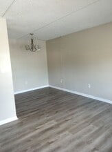 Building Photo - 300 N Dewey St