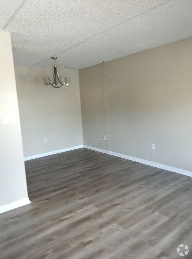 Building Photo - 300 N Dewey St