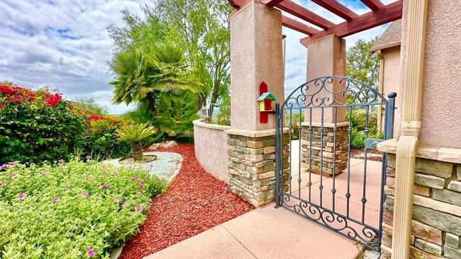 Building Photo - Beautiful Home in the Wonderful, Private, ...