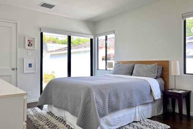Building Photo - Coastal 2 Bedroom 1 Bath Haven