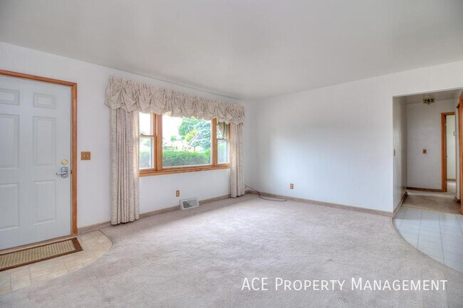 Building Photo - 2832 Willow Ave