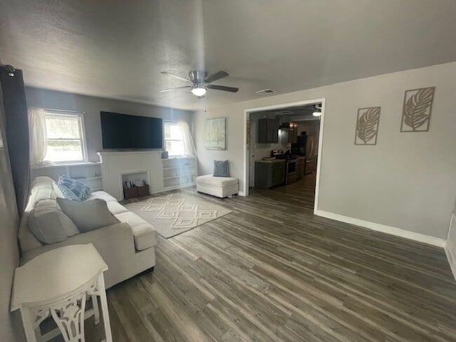 Building Photo - 322 Beverly Dr