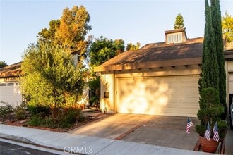 Building Photo - 10 Oak Tree Ln