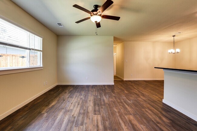 Foto del edificio - AVAILABLE NOW! GORGEOUS 4 BEDROOM DUPLEX L...