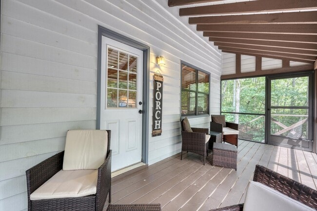 Foto del edificio - 121 Hawks Nest Ln