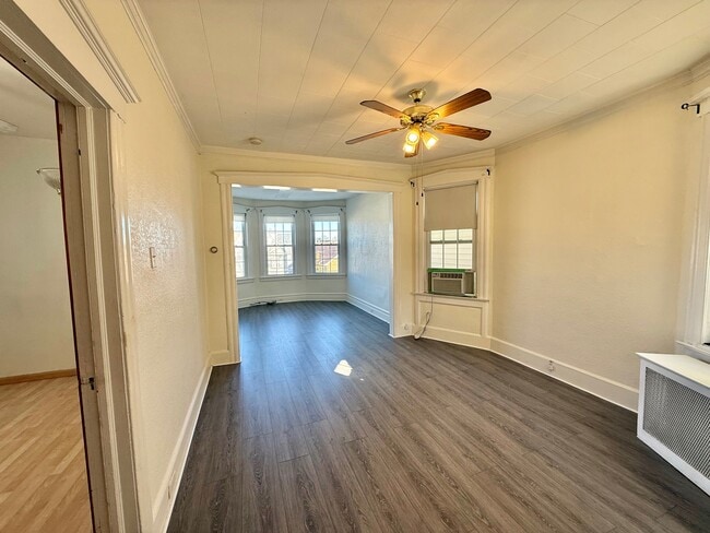 Building Photo - 216 Laurel Ave