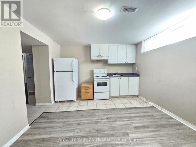 Building Photo - 48 Roseglor Crescent