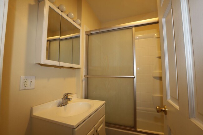 Bath 1 - 414 S Mills St