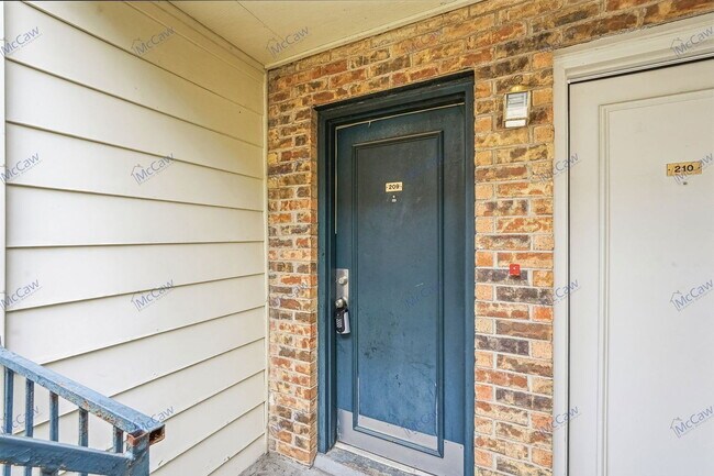 Building Photo - 9520 Royal Ln