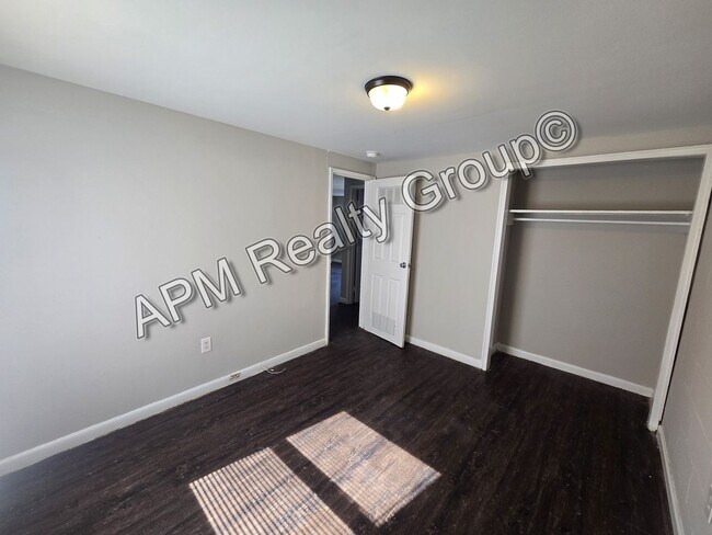 Foto del edificio - Updated two bedroom - Harden St.