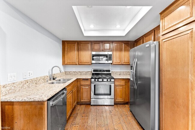 Building Photo - 2 br, 1.5 bath Townhome - 444 South Tustin...