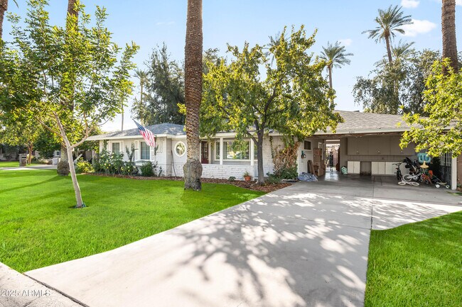 Foto del edificio - 4631 E Pinchot Ave