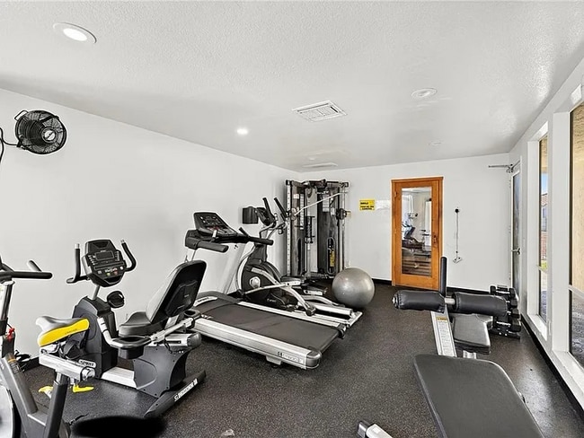 Foto del edificio - 450 Stoney Point Way