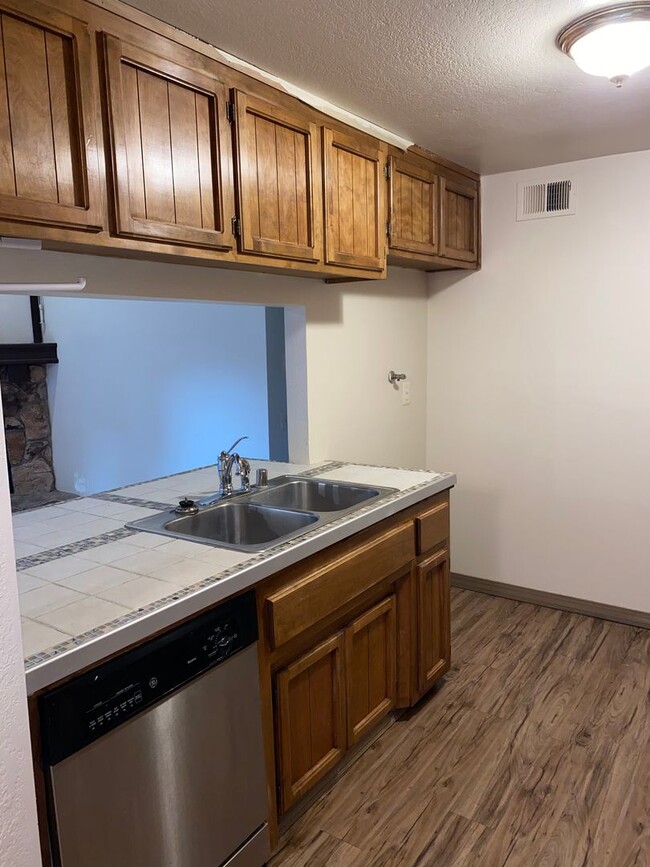 Building Photo - 7252 Florin Mall Dr