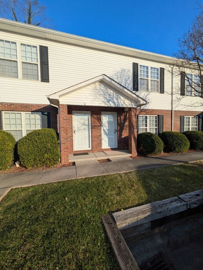 2BD/2.5BA Unit at Water Oaks in Hickory - 2BD/2.5BA Unit at Water Oaks in Hickory Townhome