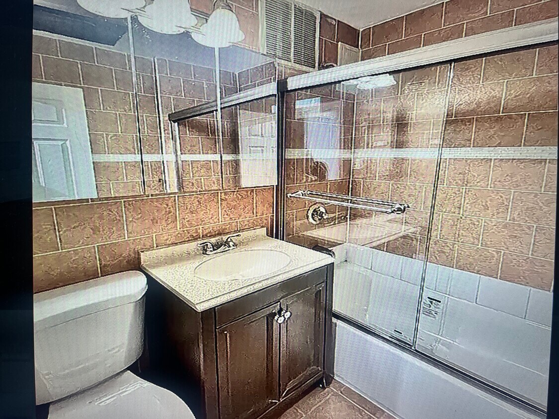 Foto del edificio - 5856 Madison Owner LLC