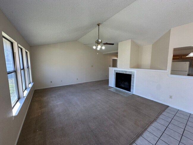 Foto del edificio - AVAILABLE NOW!