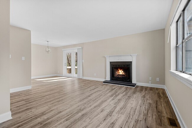 Foto del edificio - Two bedroom triplex in Raleigh: Available Now