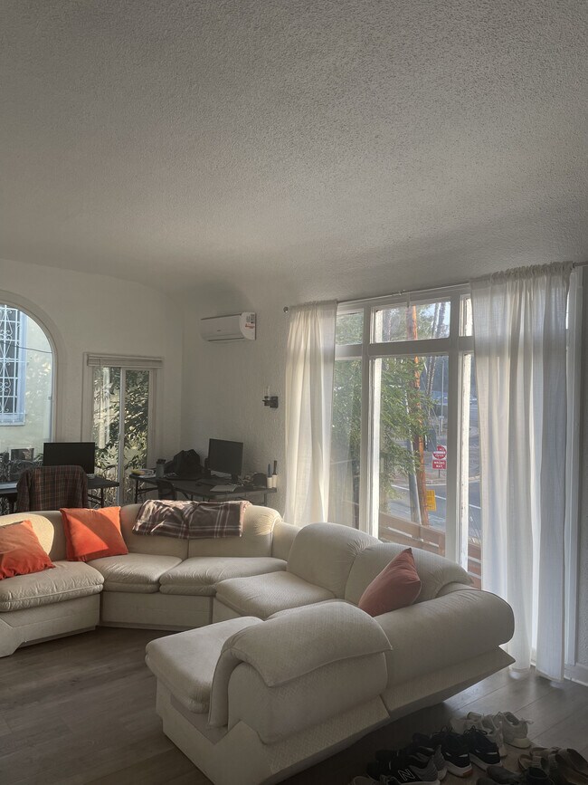 Foto del edificio - 2346 N Cahuenga Blvd