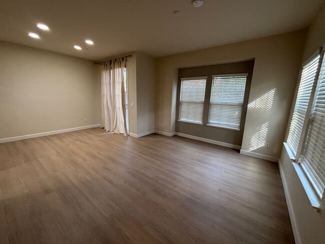 Foto del edificio - Willow Glen- Beautiful corner unit townhome with a private backyard