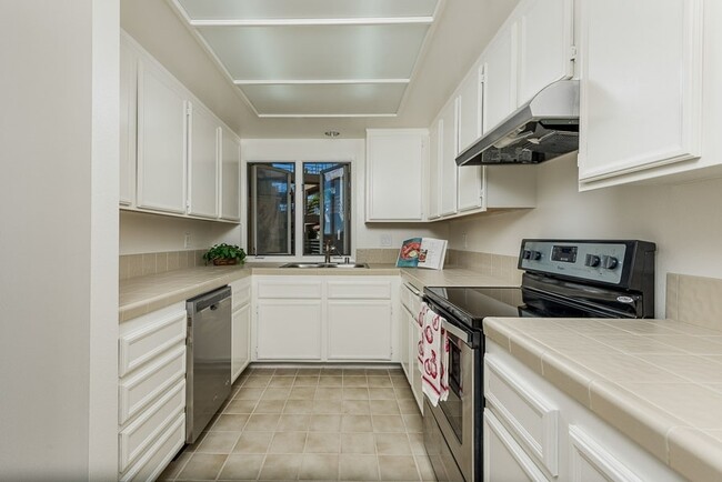 Building Photo - 2/2 End Unit Condo available near UTC
