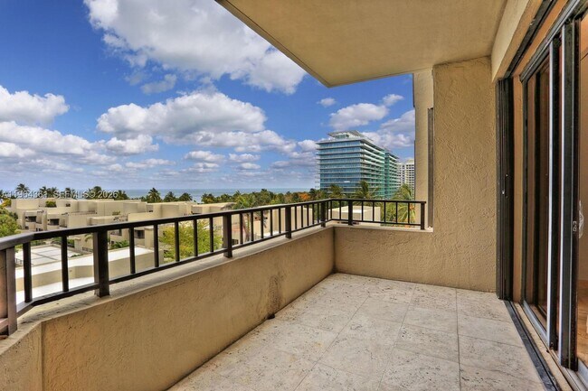 Foto del edificio - 201 Crandon Blvd