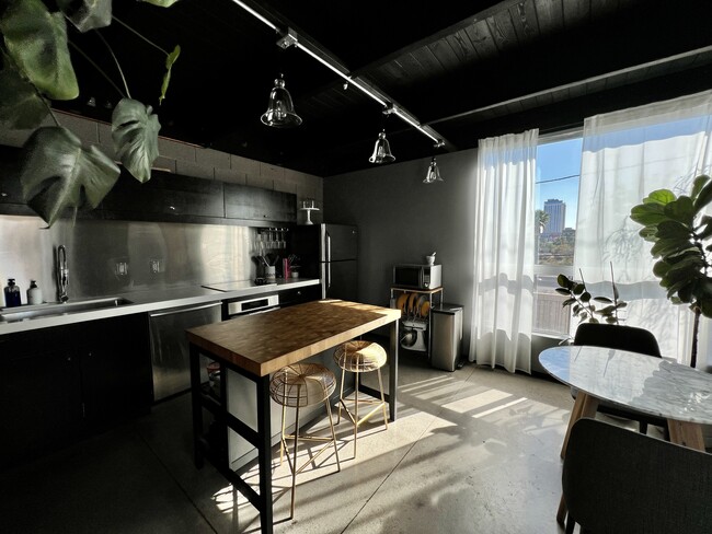 Cocina - 525 E Willetta St