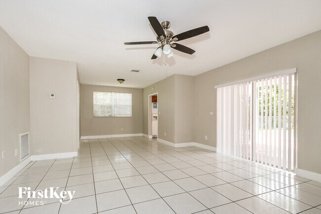 Foto del edificio - 2410 NW 63rd Ave