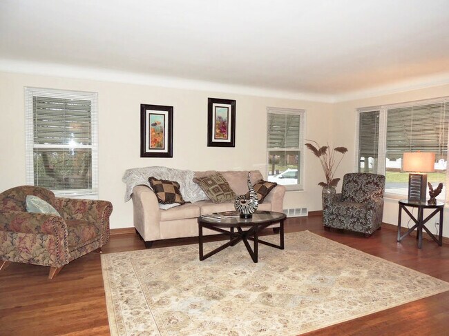 Building Photo - 4 Bedroom - 2 Full Bath Bungalow for Rent!