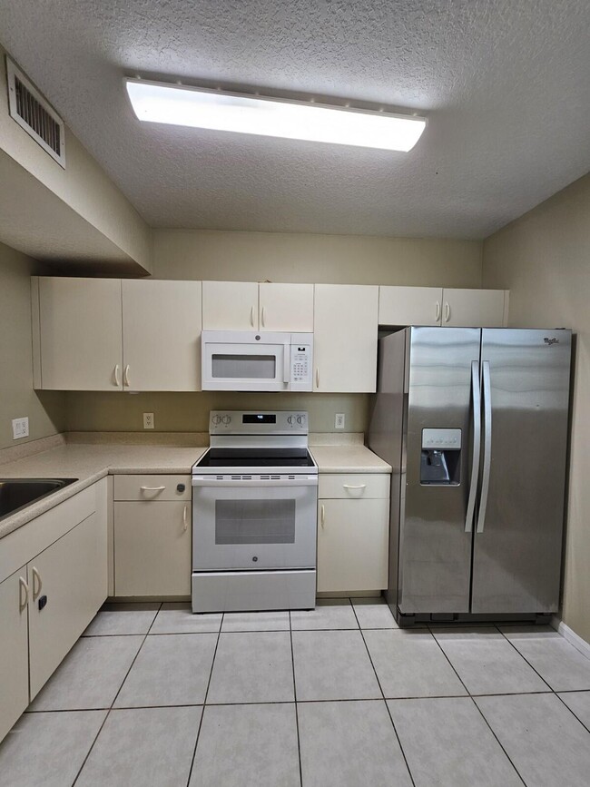 Building Photo - 1063 Golden Lakes Blvd