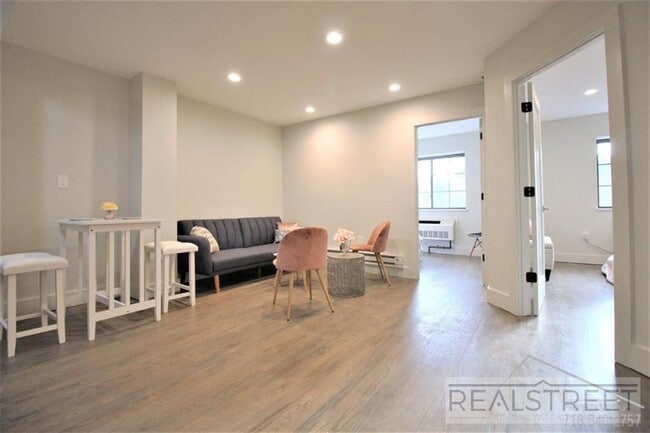 Building Photo - Stunning NEW 1 BED in PLG!