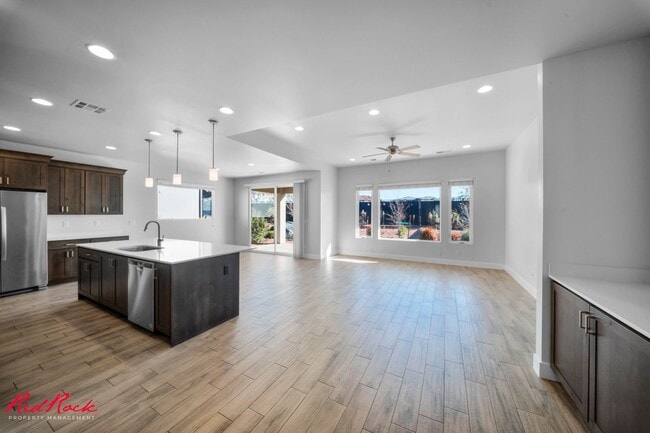 Building Photo - Modern 3 Bedroom Home in a Beautiful Desert Oasis