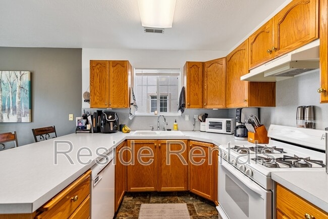 Building Photo - 1637 Talon Dr