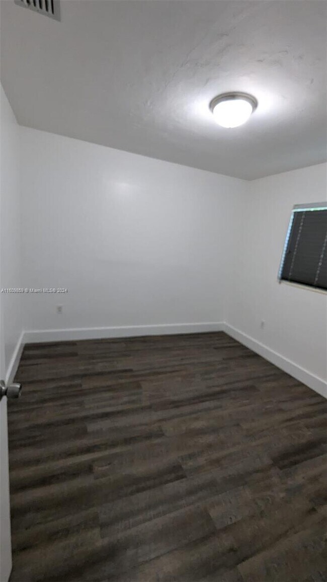 Building Photo - 815 NW 200th Ter