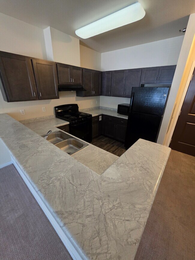 Foto del edificio - *HANDICAP ACCESSIBLE UNIT* 1 Bedroom | 1 Bathroom Lower Level Apartment Unit Available RIGHT NOW!