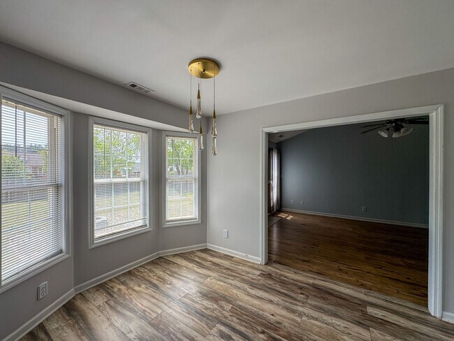 Foto del edificio - Charming 3 Bed 2 Bath Home with Bonus Room