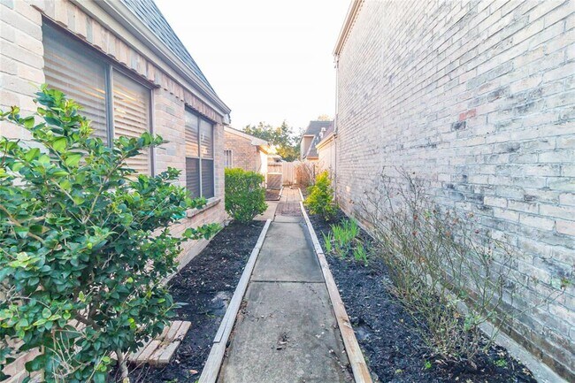 Building Photo - 11835 Oak Meadow Dr