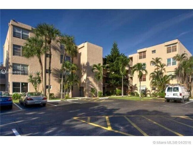 Building Photo - 9440 Live Oak Pl