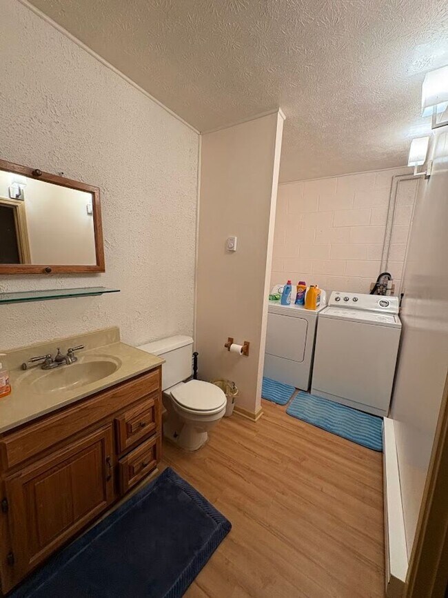 Foto del edificio - Three bedroom one bathroom townhouse for rent