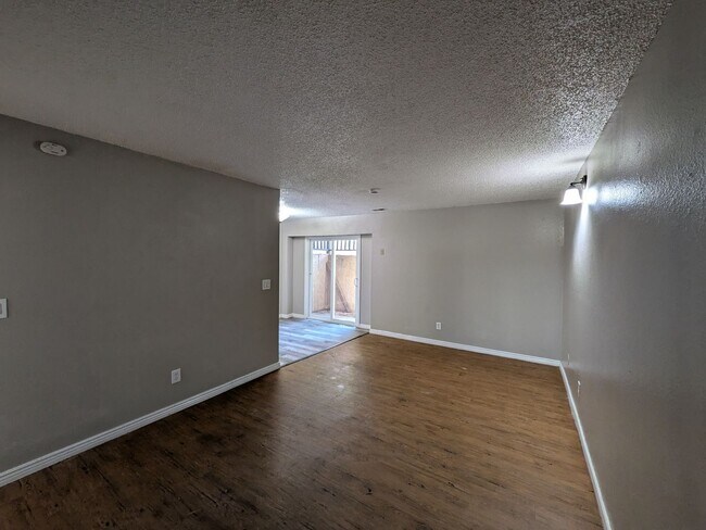 Building Photo - 1 bedroom Garden Level Condo Walking Dista...