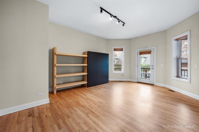 Foto del edificio - Updated Duplex Condo with 2 parking spots