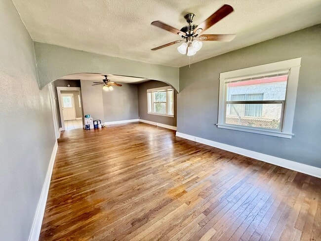 Foto del edificio - Old home that updated available NOW