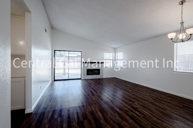 Foto del edificio - 3 Bedroom/2 Bath Home in the Southwest - $2295 Per Month!